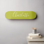 Skateboard Calligraphie Chic Personnalisée Nom Lime Chartreus<br><div class="desc">Nom de la typographie de script minimaliste en Chartreuse Skateboard</div>