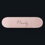 Skateboard Calligraphie Élégant Rose Or Plaine Nom simple<br><div class="desc">Vous recherchez une belle calligraphie avec une écriture esthétique ? Ce design simple et attrayant est fait pour vous. Ce produit impressionne immédiatement ceux qui le voient. Le design raffiné et de bon goût reflétera immédiatement la qualité de votre relation et de votre famille.</div>