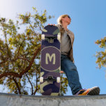 Skateboard Camouflage militaire Monogramme vert pourpre<br><div class="desc">Militaire Camouflage vert violet Monogram Skateboard a un look militaire pour ceux qui ont servi notre pays ou tout comme le look camouflage.  Amusez-vous et personnalisez avec votre initial.</div>