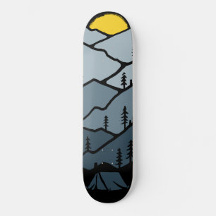 Skateboard Camping en tente au coucher de soleil de montagne
