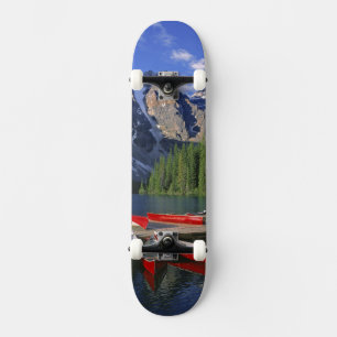 Skateboard Canada, Alberta, lac Moraine. Des canoës rouges at