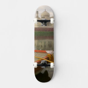 Skateboard Canot dans l'eau avec le Taj Mahal, Agra, Inde
