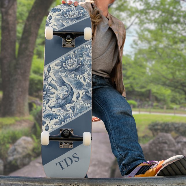 Skateboard Carpe Koï et Nénuphar Bleu Chinoiserie Monogramme (Créateur téléchargé)
