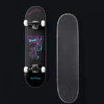 Skateboard Carte à roulettes avec légende et nom<br><div class="desc">Faites de ce skateboard votre propre en ajoutant votre texte. Pour accéder aux outils de montage avancés, allez à "Personnaliser ce modèle" et cliquez sur "Détails", faites défiler et appuyez sur le lien "cliquer pour customiser plus loin". Idéal pour toutes les occasions comme l'anniversaire ou Graduation, pour les skateurs de...</div>