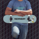 Skateboard Carton mignon Seagull bleu clair Personnalisé<br><div class="desc">Ce skateboard personnalisé est parfait pour les amateurs d'oiseaux. Il présente une jolie illustration de dessin animé d'une mouette sertie contre un arrière - plan bleu clair,  et est prêt à être personnalisé avec un nom en caractères gras noirs.</div>