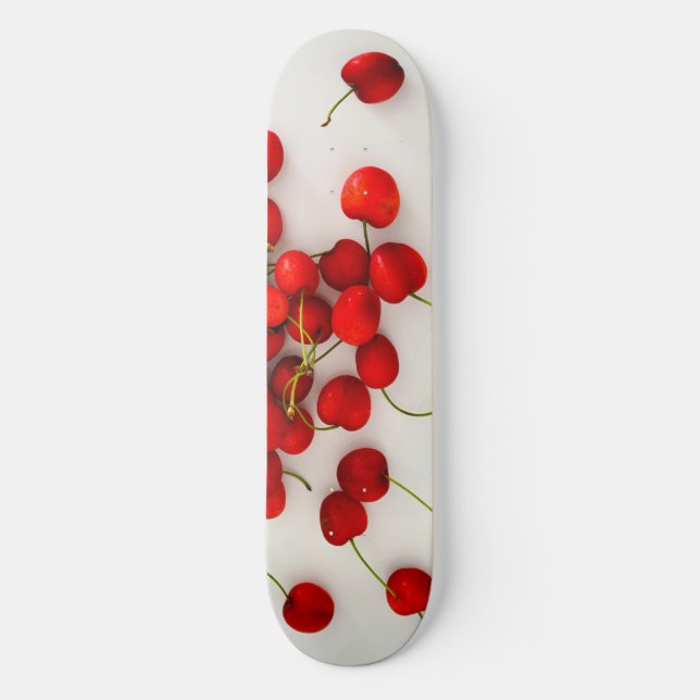 Skateboard Cerises rouges à la lumière naturelle Pose sur bla (Recto)