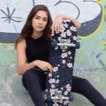 Skateboard Cerisier rose Fleur étoile Ciel de nuit<br><div class="desc">Une branche de fleur de cerisier rose pâle sur un arrière - plan étoilé bleu ciel.</div>
