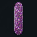 Skateboard Champignons Trippy violet, rose et noir<br><div class="desc">Ce tablier de skateboard est décoré de champignons et de fleurs psychédéliques et trippés illustrés dans les tons rose chaud et violet audacieux contre un arrière - plan noir.</div>