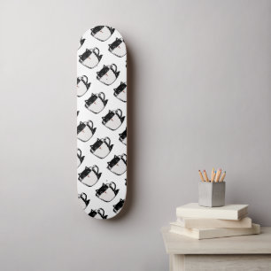 Skateboard Chaton noir avec nez rouge caché dans une tasse