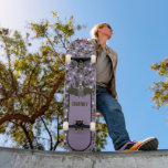 Skateboard Chauve-souris personnalisée, Chauve-souris gris ch<br><div class="desc">Ajoutez un nom ou un autre texte pour créer votre propre skateboard personnalisé. Ce tableau présente une mignonne illustration d'une chauve-souris contre un arrière - plan de couleur violet fumé, tous accentués par une chauve-souris amusante et un motif pois.</div>