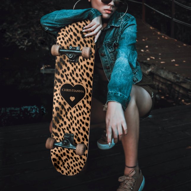 Skateboard Cheetah Imprimer Motif Tan Brown & Coeur noir (Cheetah Print Pattern Tan Brown & Black Heart Skateboard)