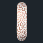 Skateboard Chic Rose Gold Leopard Cheetah Poster de animal<br><div class="desc">Ce design élégant et chic est parfait pour la fashionista moderne. Il présente un poster de animal safari léopard/cheetah dessiné à la main sur un arrière - plan blanc simple et imprimé en faux or rose. C'est joli, mignon et tendance ! ***REMARQUE IMPORTANTE DE CONCEPTION : Pour toute demande de...</div>