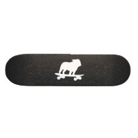Chien anglais faisant de la planche à roulettes de