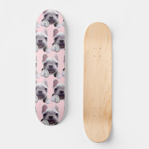 Skateboard Chien de taureaux français avec casque Illustratio