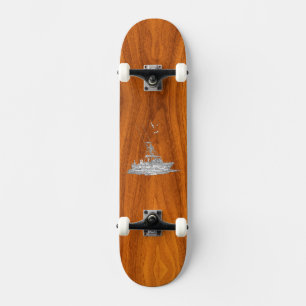 Skateboard Chrome Comme bateau de pêche sur le Décor en bois 