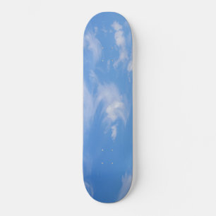 Skateboard Ciel Bleu Avec Nuages Agités