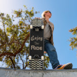 Skateboard Citation Motivationnelle Profitez du tour avec des<br><div class="desc">Ce skateboard est livré avec une citation motivationnelle Profitez du tour sur un arrière - plan noir. La conception a des ondes numériques abstraites de chaque côté. Vous pouvez modifier le texte,  sa police,  sa couleur et sa taille. L'arrière - plan est noir mais vous pouvez le changer aussi.</div>