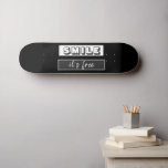 Skateboard Citation motivationnelle Sourire il`s décontracté<br><div class="desc">Un skateboard sportif moderne,  élégant,  avec une citation motivante Smile il est gratuit. L'arrière - plan est noir mais vous pouvez changer les couleurs en cliquant sur le bouton "customiser".</div>