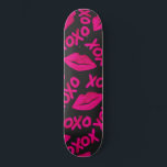 Skateboard Citation XOXO noir Neon rose lèvres Motif<br><div class="desc">Ce cool et motif mignon est parfait pour la fille. Il présente des lèvres de rouge à lèvres rose néon peintes à la main et la citation typographique "Xoxo", sur un simple arrière - plan noir. Il est adorable, chic, moderne et unique, parfait pour votre style quotidien ou même un...</div>