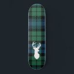 Skateboard Clan de Noël Tartan personnalisé Campbell Plaid<br><div class="desc">Mignons clan Campbell tartan plaid avec silhouette de cerf et clan Campbell tartan en vert,  et chèque bleu.</div>