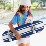Skateboard Classic Blue White Racing Stripes Gold Monogrammed<br><div class="desc">Créez vos propres bandes de course bleu marine et blanc, personnalisées, cool, élégant, élégant script de typographie en faux or, la meilleure qualité hard rock compétition en forme de skateboard deck. Pour customiser, il suffit de taper votre nom / monogramme / initiales. Pendant que vous ajoutez / concevez, vous pourrez...</div>