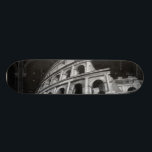 Skateboard Colisée romaine avec dessins architecturaux<br><div class="desc">Une photo du Colisée Romain avec des dessins architecturaux des arcades. L'une des sept nouvelles merveilles du monde,  le style de l'édifice continue d'influencer le design moderne. Un grand cadeau pour quelqu'un qui aime l'architecture ou l'étude de la Rome antique.</div>