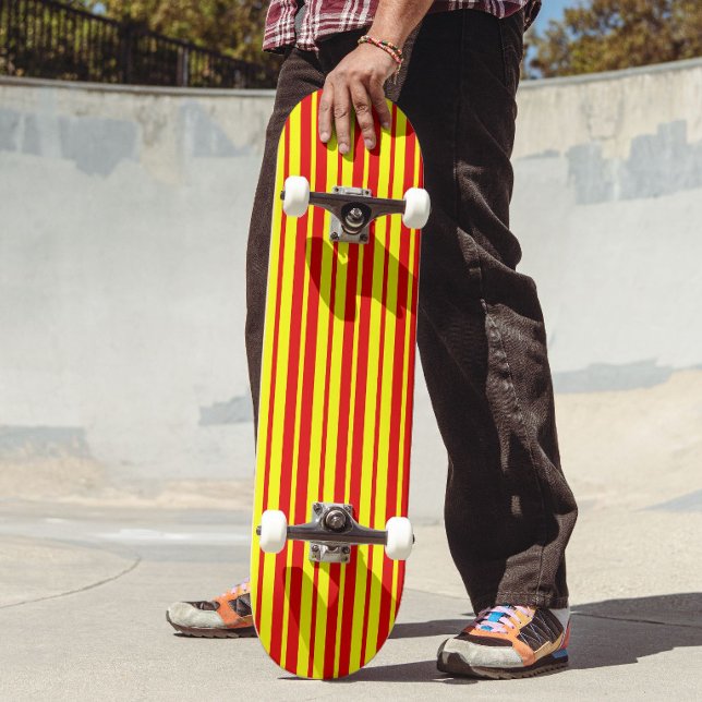 Skateboard Conception de rayures rouges et jaunes (Créateur téléchargé)