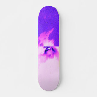 Skateboard Conception violette ciel nuageux