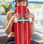 Skateboard Cool classique Red and White Racing Stripes Monogr<br><div class="desc">Créez votre propre script personnalisé, personnalisé, bandes de course rouge et blanc classique, cool, élégant, élégant, élégant script de typographie en faux or, la meilleure qualité hard rock compétition en forme de skateboard pont. Pour customiser, il suffit de taper votre nom / monogramme / initiales. Pendant que vous ajoutez /...</div>