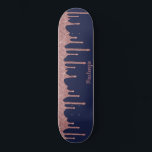 Skateboard Cool Marine Bleu Rose Or Parties scintillant Étinc<br><div class="desc">Girly Cool Navy Blue and Rose Rose Gold Parties scintillant Sparkle Drips Skateboard avec des gouttes de fausse parties scintillant et votre nom personnalisé sur un arrière - plan bleu marine chic. Facile à customiser et parfait pour votre parties scintillant esthétique.</div>