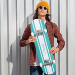 Skateboard Cool moderne Turquoise White Racing rayures Monogr<br><div class="desc">Créez vos propres rayures de course turquoise et blanc, personnalisées, modernes, cool, élégantes, turquoise, élégantes, typographie, jeu de skateboard en forme d'érable hard rock de meilleure qualité. Pour customiser, il suffit de taper votre nom / monogramme / initiales. Pendant que vous ajoutez / concevez, vous pourrez voir un aperçu de...</div>