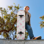 Skateboard Cool rose Tropical Flamingo Patte sur blanc<br><div class="desc">Pink Tropical Flamingo Pattern sur Arrière - plan blanc.The Pink Flamant rose Bird Print fait un grand cadeau pour une fête d'été tropicale sauvage.</div>
