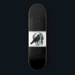 Skateboard Corbeau crâne squelette clé noir<br><div class="desc">Un crâne gothique illustré,  corbeau et squelette clé sur skateboard noir.</div>