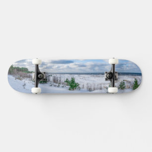 Skateboard Côte de la mer Baltique recouverte de neige en hiv