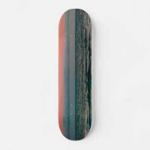 Skateboard coucher de soleil sur la mer