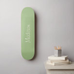 Skateboard Couleur solide verte avec nom<br><div class="desc">Arrière - plan de couleur unie vert clair avec nom en crème. Esthétique minimaliste. Couleur tendance. Peut être personnalisé / customisé.</div>