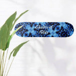 Skateboard Couleurs de Motif bleu personnalisables<br><div class="desc">Sentez les Vibes Tropicales dans les nuances de Bleu ! Inspirés par les origines de la planche à roulettes du surf sur les trottoirs des nuances bleues comme la mer et les océans sont incorporés dans ce design. Personnalisez avec votre nom ou votre texte. Cette image est une photo originale...</div>
