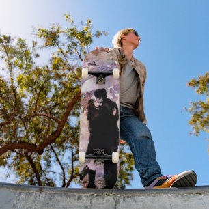 Skateboard Couple romantique amoureux S'embrasser dans la plu
