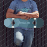 Skateboard Courbes modernes rétro bleu personnalisé<br><div class="desc">Courbes vintages rétro simple cool en monochromatique bleu personnalisées skateboard nom. Typographie rétro moderne et facile à utiliser modèle. Personnalisé super des années 1970 design hippie moderne. OEuvre originale de l'artiste Catherine Sweetman</div>