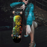 Skateboard Crâne de squelette avec brûler la cigarette Van Go<br><div class="desc">Jamaica Rasta colore le rouge,  le vert et l'or Vincent Van Gogh peinture de Skull of a Skeleton avec Burning Cigarette. Arrière - plan noir avec effet goutte à goutte. Idéal pour les Caribéens et les amateurs d'oeuvres d'art vintages.</div>