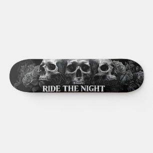 Skateboard Crânes gothiques et design Rose. Gravure foncée
