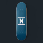 Skateboard Créez votre propre Modèle Monogramme bleu et blanc<br><div class="desc">Créez votre propre planche de roulettes Monogram Modèle Bleu et Blanc. Ajoutez facilement le monogramme initial en couleur blanche sur un arrière - plan sombre. choisissez le type de pont dans le menu d'options.</div>