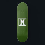 Skateboard Créez votre propre Modèle Monogramme Vert et Blanc<br><div class="desc">Créez votre propre Modèle Monogram Patinage vert et blanc. Ajoutez facilement le monogramme initial en couleur blanche sur un arrière - plan sombre. choisissez le type de pont dans le menu d'options.</div>