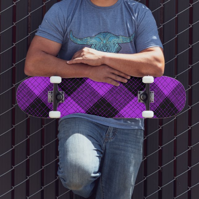 Skateboard Croisillon à carreaux noir et violet de style buff (Extérieur 3)