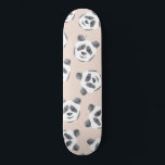 Skateboard Cuisine noir blanc rose Motif Panda<br><div class="desc">Ce motif animal moderne et artistique est un design mignon pour compléter votre style personnel. Il représente un motif de tête d'ours d'aquarelle noir et blanc peint à la main et dessiné à la main, au-dessus d'un simple arrière - plan rose vif. C'est adorable, tendance et élégant ! ***REMARQUE IMPORTANTE...</div>