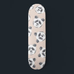Skateboard Cuisine noir blanc rose Motif Panda<br><div class="desc">Ce motif animal moderne et artistique est un design mignon pour compléter votre style personnel. Il représente un motif de tête d'ours d'aquarelle noir et blanc peint à la main et dessiné à la main, au-dessus d'un simple arrière - plan rose vif. C'est adorable, tendance et élégant ! ***REMARQUE IMPORTANTE...</div>