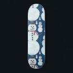 Skateboard Cute Frosty Blue Snowman Motif d'aquarelle<br><div class="desc">Ce joli et artistique décor hivernal est parfait pour la saison des vacances. Il est décoré d'un motif d'aquarelle couleur bleu glacé, noir, orange et rouge bordeaux sur un arrière - plan bleu foncé. C'est adorable, doux, moderne et festif. Profitez de ce design original peint à la main par l'artiste...</div>
