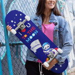 Skateboard Cute Panda Ours Astronaut Sur Rockship Kids<br><div class="desc">Présentation de l'astronaute mignonne Panda Bear sur la conception d'Anniversaire des Rocket Ship ! Cette adorable décoration bleu marine est parfaite pour la célébration d'anniversaire personnalisée d'un bébé garçon. Le dessin animé pour enfants mignon présente un astronaute kawaii panda bear volant à travers l'espace à bord d'un navire-fusée. Avec le...</div>