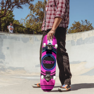 Skateboard Cyberpunk Néon Obéir Streetwear Sci-Fi Ville