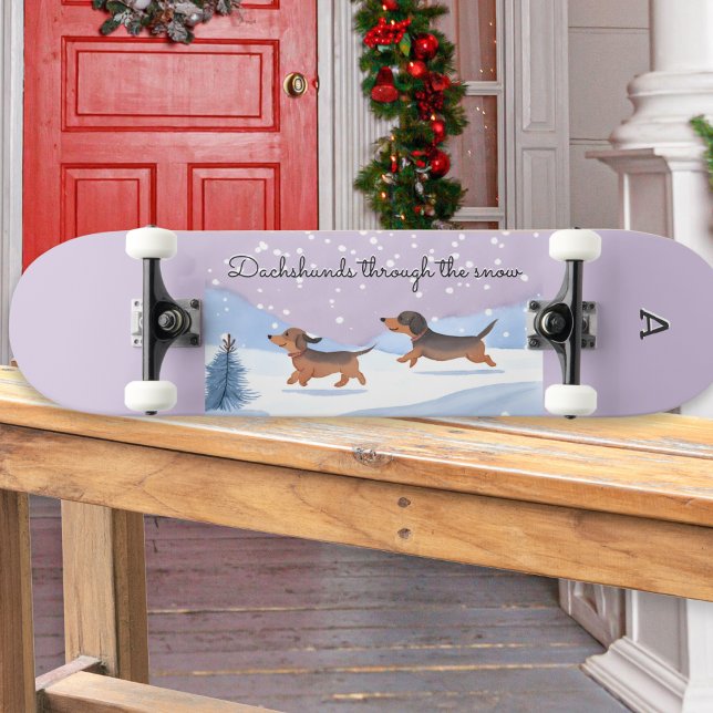 Skateboard Dachshunds dans la neige Monogramme de Noël (A skateboard with 'Dachshunds through the snow' caption and cute cartoon of sausage dogs)